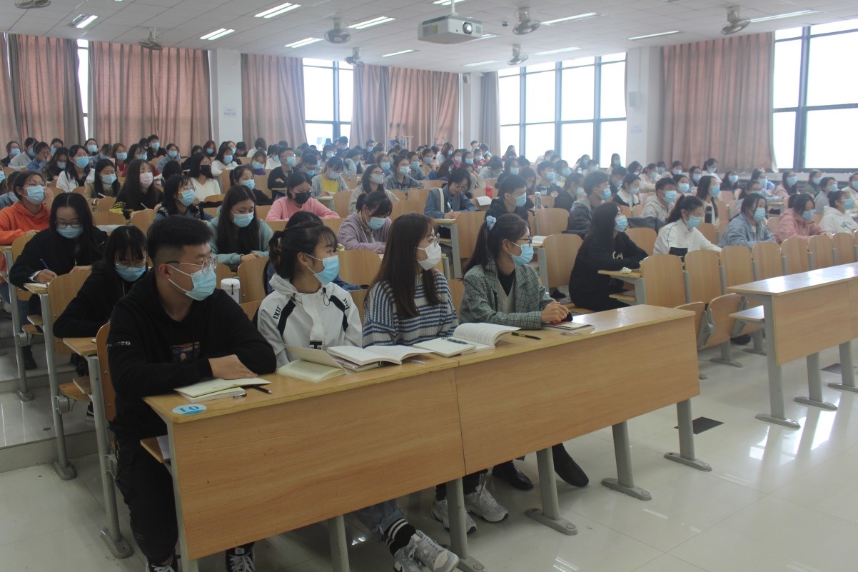 (入党积极分子培训学院认真听课)