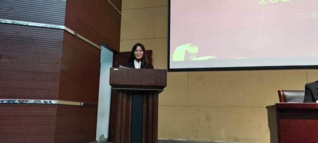 开学典礼上,老生代表,2019级会展经济与管理班韩雨栖同学发言